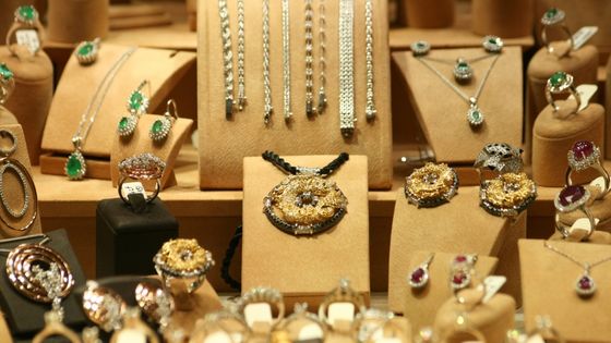 Should You Wear Gold or Silver Jewellery